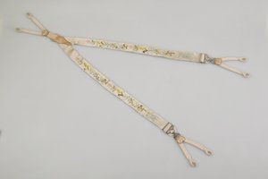 Seler, ca. 1880, brodert hvit sateng, lær, sølv, produsent ukjent av Unknown artist