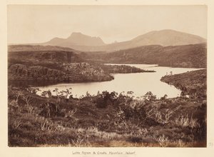 Hertugen og hertuginnen av York tok turen med HMS #39;Ophir#39; - mars til november 1901. Tavle 97, utsikt over Lake Agnew med Cradle Mountain i bakgrunnen. av Unknown Artist
