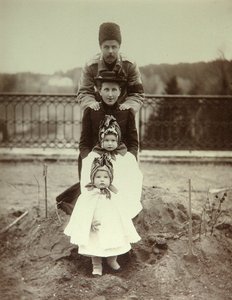 Introduserer familien til hertug Fyodor Uvrov på landstedet. Albumfoto av Unknown artist