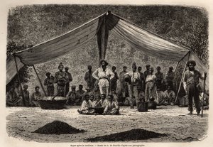 Arbeidernes felles måltid etter innsamling av kaffefeber, som tørker på bakken i forgrunnen; i midten av bildet lukker eieren av plantasjen og hodeplagg i hvitt. Gravering for å illustrere reisen til Brasil, historie av M. av Unknown artist
