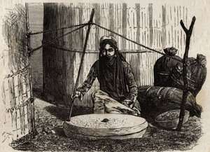 Turcoman kvinne ved hjelp av kornslipeskiven, aktiverer et genialt sveivsystem, den øvre steinen snur seg og gni denne steinen på den andre knuser kornene, som utgjør grunnlaget for turcoman-dietten, i form av brød, kokte, patties. Engravin av Unknown artist