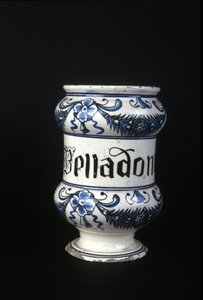 Apotekpotte fra det 16. århundre som inneholder Belladonna, giftig urt brukt i apotek. Museum for vitenskap og teknologi, Milano. av Unknown artist