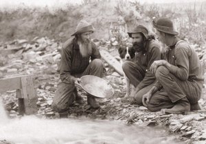 3 men filtering the earth to obtain gold: Gold seekers in southern Dakota, Rockerville. Photography 1889. av Unknown artist