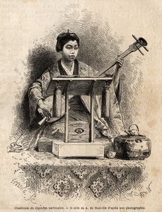 En sanger av nasjonale legender, som spiller shamisen for å akkompagnere sangen hennes, sitter bak skrivebordet hennes. Gravering for å illustrere reisen til Japan, i 1863-1864, av Aime Humbert, minister for det sveitsiske konføderasjonen, i «Le tour du mo av Unknown artist