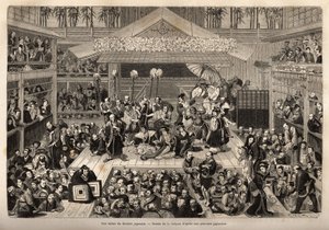 En scene i det japanske teateret, i Yokohama, med tre gallerier for mottakelse av tilskuere; skuespillerne spiller på en høy scene, hver akkompagnert av en mann som holder en lang pinne på enden som holder et stearinlys; under forestillingen er det ikke un av Unknown artist