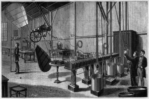 Aerostatisk verksted for Tissandier freres: Oversikt over en propell med to helicoide-paller som drives av en Siemens dynamo elektrisk maskin og et batteri med lette potash bikromatbatterier. Gravering fra 1883. i “” La Nature. Gjennomgang av vitenskaper o av Unknown artist