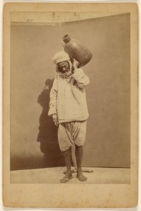 [Arabisk mann som bærer en mugge] av Unknown artist