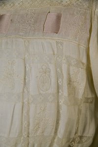 Bertha Palmers nattkjole, ca. 1880 (detaljvisning), hvit bomull, blonder, broderi og silkebånd. av Unknown artist