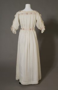 Bertha Palmers nattkjole, ca. 1880, hvit bomull, blonder, broderi og silkebånd. av Unknown artist