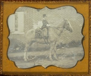 [Gutt med hatt på hest] av Unknown artist