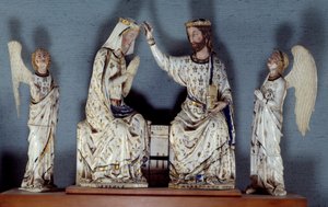 Kroningen av Jomfru Kristus, iført en kongekrone, kroner Jomfruen. To engler er vitner. Utskåret elfenbensgruppe. Sent på 1200-tallet Paris, Louvre-museet av Unknown artist