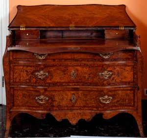 Møbler: kommode laget av sedertre. 1735-1745 ca. Dim. 97x137x68 cm Privat samling av Unknown artist