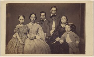 [Gruppeportrett av en familie, to kvinner og fire barn] av Unknown artist