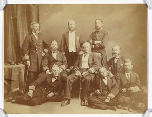 [Gruppeportrett av marineoffiserer] av Unknown artist