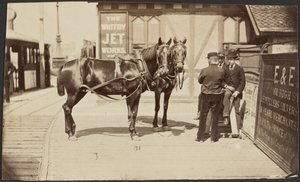[Hester utenfor Whitby Jet Works] av Unknown artist
