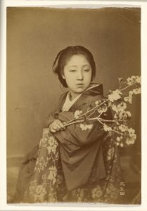 [Japansk kvinne som holder en blomstrende prunusgren] av Unknown artist