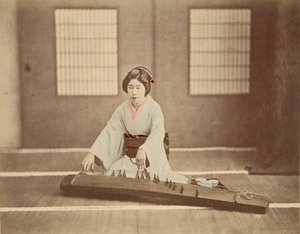 [Japansk kvinne som spiller Koto] av Unknown artist