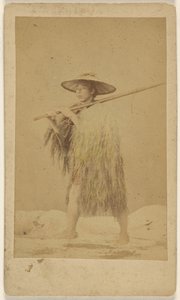 [Japansk mann iført stråregnkappe og hatt, bærer en lang stang] av Unknown artist