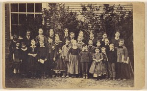 [Stor gruppe skolebarn med lærere, alle stående] av Unknown artist