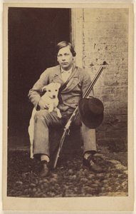 [Mann sittende med en hvit hund, en rifle og hatt lent på beinet] av Unknown artist