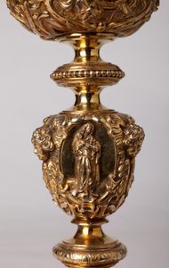 Metallsmedarbeid. Kalk. Gave fra kaniken A. Le Vaillant de la Bassarderie, dekan ved katedralen kapittel 1726 til 1758. 1700-tallet. Detalj. av Unknown artist