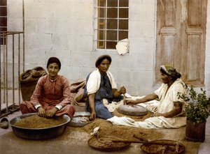 Bønder som støper hvete i Jerusalem. Photochrome sd. mellom 1890-1900. av Unknown artist
