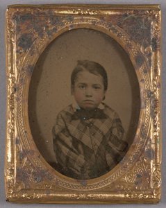 [Portrett av en liten gutt i rutete frakk og sløyfe] av Unknown artist