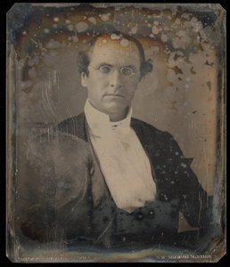 [Portrett av en sittende mann med ovale briller med stålinnfatning] av Unknown artist