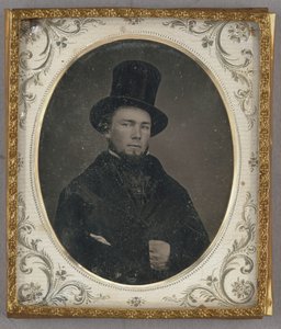 [Portrett av en sittende mann med hakeskinnskjegg i flosshatt] av Unknown artist