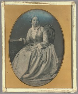 [Portrett av en sittende kvinne i lang, flagrende kjole] av Unknown artist