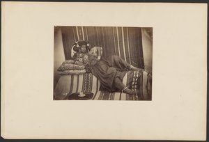 [Liggende algerisk odalisk, Ouled Nail-stammen] av Unknown artist