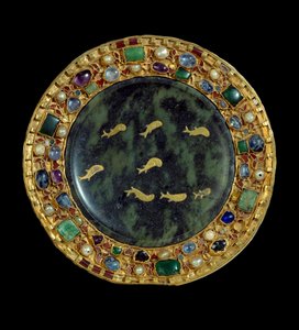 Religiøs gjenstand: serpentinpatene fra det 1. århundre f.Kr. eller det nedre romerske rike og gullramme innlagt med perler og edelstener fra perioden til Karl den skallede (850-900 e.Kr.). Paris, Louvre-museet av Unknown artist