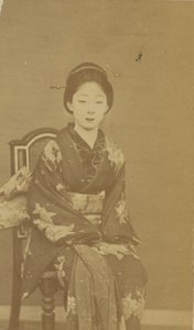 [Sittende japansk kvinne] av Unknown artist