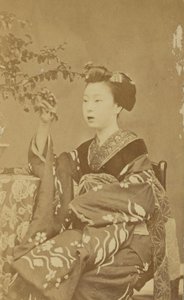 [Sittende japansk kvinne] av Unknown artist