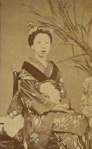 [Sittende japansk kvinne] av Unknown artist