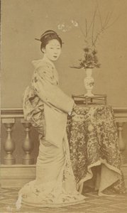 [Stående japansk kvinne] av Unknown artist