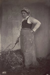 [Stående kvinne med ljå] av Unknown artist