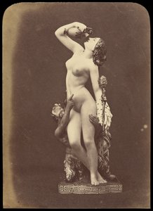 [Statue av kvinne og satyr] av Unknown artist