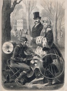 Manneorkesteret på Champs Elysees i Paris. Han har en bjellehatt, en rullekasse på ryggen, cymbaler på knærne og spiller fiolin. Gravering i “Le Monde illustrious”” fra 1862. Privat samling. av Unknown artist