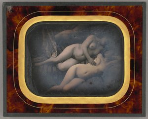 To kvinner som omfavner hverandre av Unknown artist