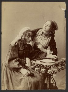 [To kvinner ved skrivebordet] av Unknown artist