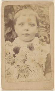 [Uidentifisert liten jente iført en blomstrete kjole] av Unknown artist
