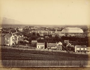 [Utsikt over Salt Lake Tabernacle og byen] av Unknown artist