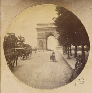 [Utsikt over Triumfbuen, Paris, Frankrike, med vogner i gaten] av Unknown artist