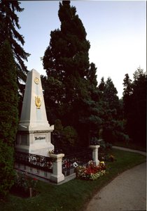 Utsikt over graven til den tyske komponisten Ludwig van Beethoven (1770 - 1827) på den sentrale kirkegården i Wien (Zentralfriedhof), Østerrike av Unknown artist