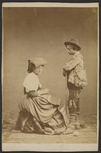 [Kvinne syr mens gutt ser på] av Unknown artist