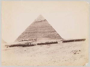 19. Husarer dannet seg foran en pyramide i Giza, Egypt, 1882 ca. av Unknown