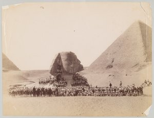 42. Highlanders foran Sfinxen ved Giza, Egypt av Unknown photographer