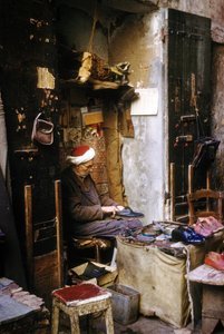 En skomaker, Alger av Unknown photographer