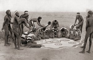 Den totemiske seremonien til Warramunga-stammen, Australia av Unknown photographer